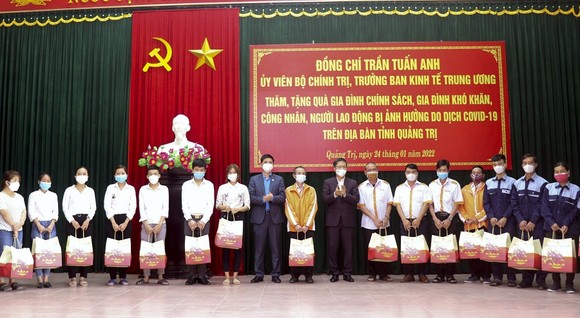 Trưởng ban Kinh tế Trung ương thăm, tặng quà và chúc tết các hộ nghèo ở Quảng Trị  ảnh 1