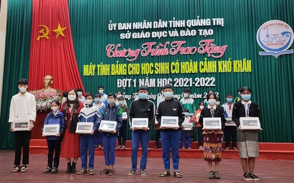 Quảng Trị: Trao tặng 650 máy tính bảng cho học sinh có hoàn cảnh khó khăn ảnh 1