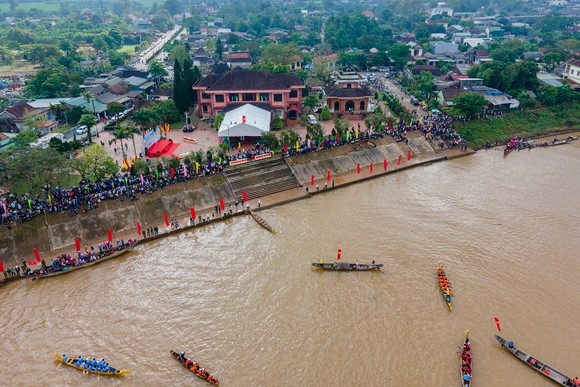 Sôi nổi giải đua thuyền truyền thống kỷ niệm 115 năm ngày sinh Tổng Bí thư Lê Duẩn ảnh 1