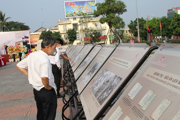 Khai mạc triển lãm 'Quảng Trị- Dấu ấn lịch sử qua tài liệu lưu trữ' ảnh 3