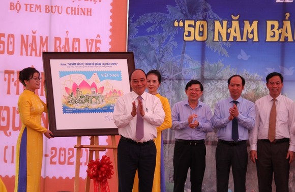 Chủ tịch nước ký, đóng dấu phát hành bộ tem '50 năm bảo vệ Thành Cổ Quảng Trị (1972 – 2022)' ảnh 2