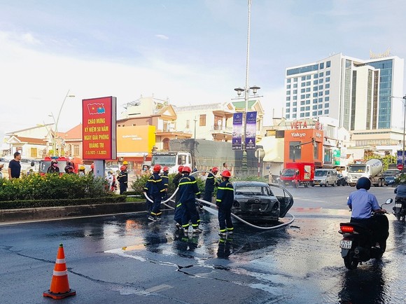 Quảng Trị: Sau tai nạn giao thông, ôtô con bị cháy rụi trên quốc lộ ảnh 1