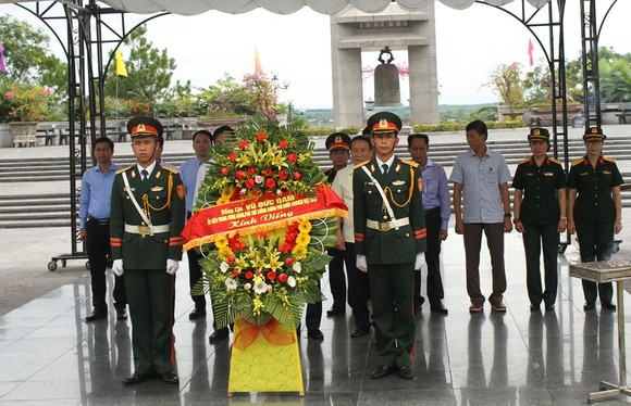 Phó Thủ tướng Vũ Đức Đam dâng hương, tưởng niệm các anh hùng liệt sĩ tại Quảng Trị ảnh 1