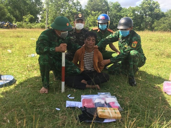 Quảng Trị: Bắt đối tượng vận chuyển 6.000 viên ma túy từ Lào về Việt Nam ảnh 1
