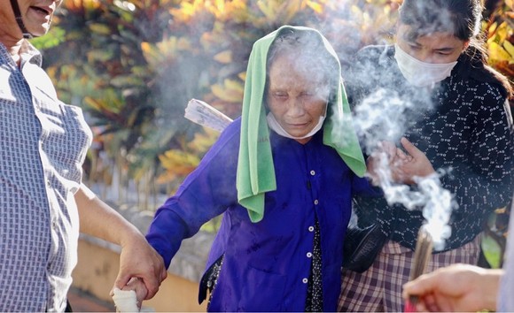 Tìm được bố ở ngôi mộ liệt sĩ tập thể sau hơn nửa thế kỷ xa cách ảnh 1