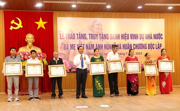 Truy tặng danh hiệu Bà mẹ Việt Nam anh hùng cho mẹ liệt sĩ ảnh 5