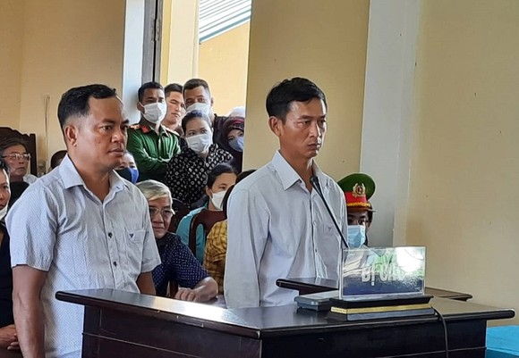 Thu tiền làm sổ đỏ sai quy định, nguyên Chủ tịch xã và cán bộ địa chính lãnh án tù ảnh 1