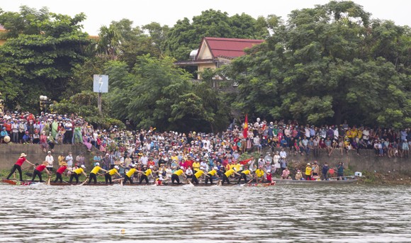 Lễ hội đua thuyền mừng Tết Độc lập ở quê hương Đại tướng Võ Nguyên Giáp ảnh 8