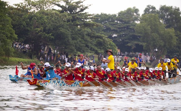 Lễ hội đua thuyền mừng Tết Độc lập ở quê hương Đại tướng Võ Nguyên Giáp ảnh 3