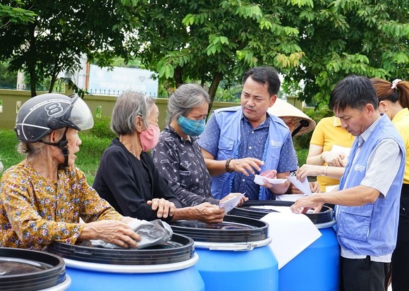 Người dân Quảng Trị phấn khởi khi nhận thùng nhựa và tiền hỗ trợ mua sắm nhu yếu phẩm thiết yếu
