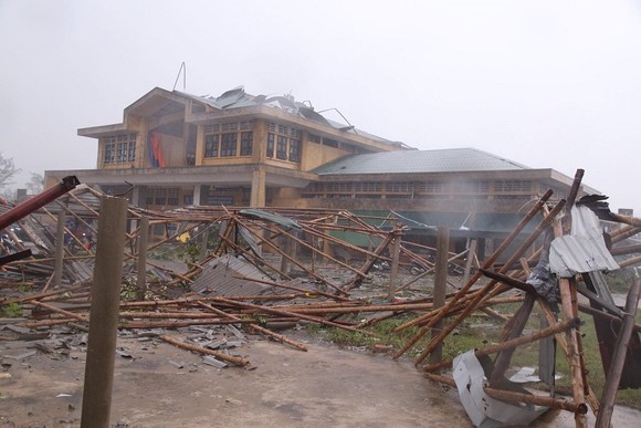 Quảng Trị: Lốc xoáy làm hàng loạt nhà cửa bị tốc mái, đổ sập ảnh 1