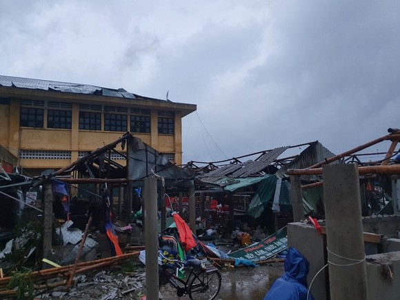 Quảng Trị: Hỗ trợ người dân khắc phục hậu quả lốc xoáy  ảnh 1