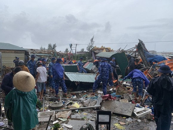 Quảng Trị: Hỗ trợ người dân khắc phục hậu quả lốc xoáy  ảnh 7
