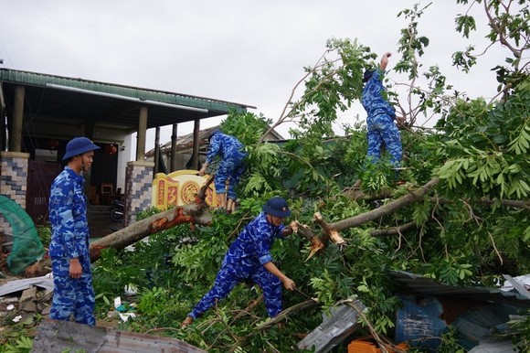 Quảng Trị: Hỗ trợ người dân khắc phục hậu quả lốc xoáy  ảnh 4