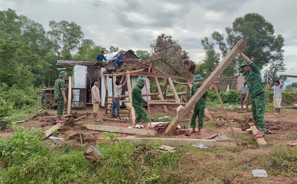 Quảng Trị: Biên phòng giúp dân dựng lại nhà, dọn bùn sau mưa bão ảnh 2