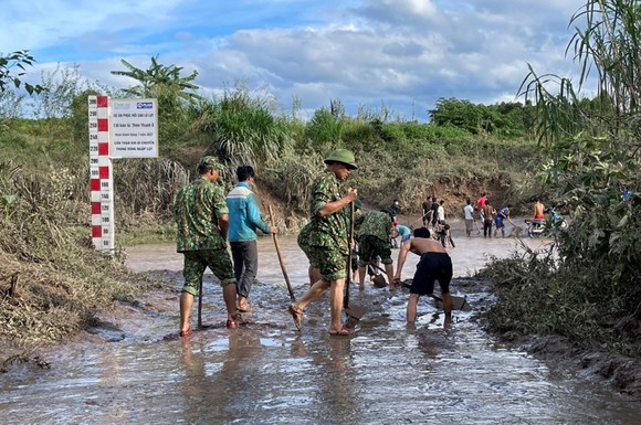 Quảng Trị: Biên phòng giúp dân dựng lại nhà, dọn bùn sau mưa bão ảnh 7