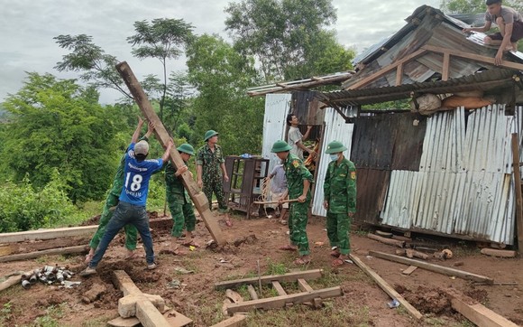 Quảng Trị: Biên phòng giúp dân dựng lại nhà, dọn bùn sau mưa bão ảnh 3
