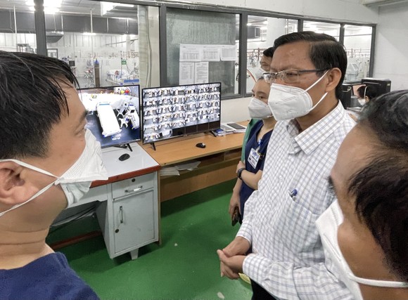 Chủ tịch UBND TPHCM Phan Văn Mãi thăm Trung tâm Hồi sức BV Trung ương  Huế đặt tại BV Dã chiến số 14. Ảnh: HOÀNG HÙNG