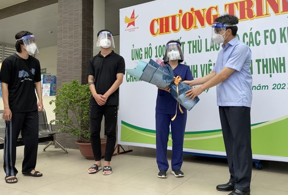 Phó Thủ tướng Vũ Đức Đam thăm trạm bơm oxy và các F0 khỏi bệnh tham gia chống dịch ảnh 4