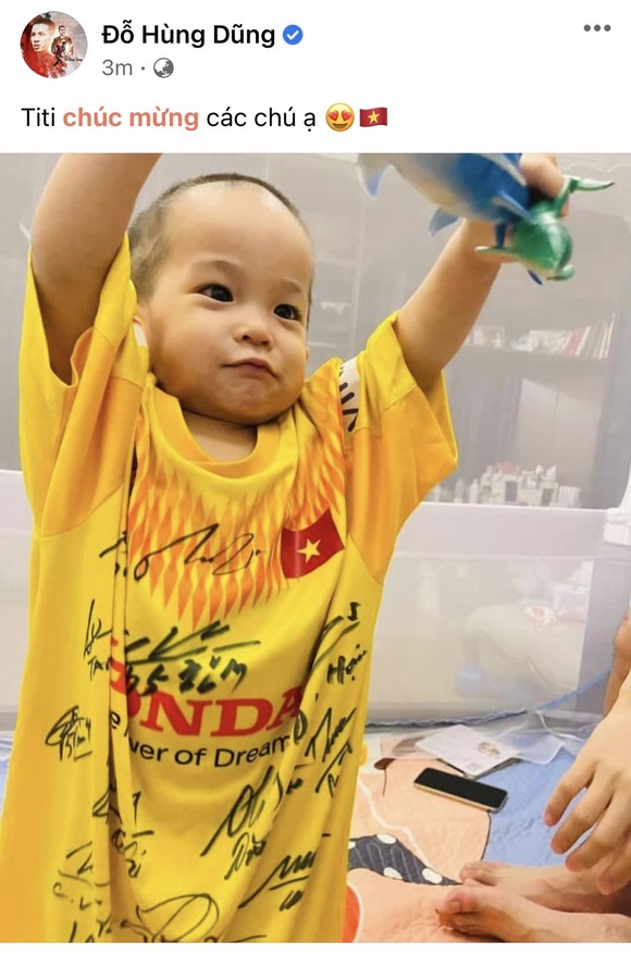 Hùng Dũng cùng con trai chúc mừng chiến thắng của tuyển Việt Nam ảnh 1