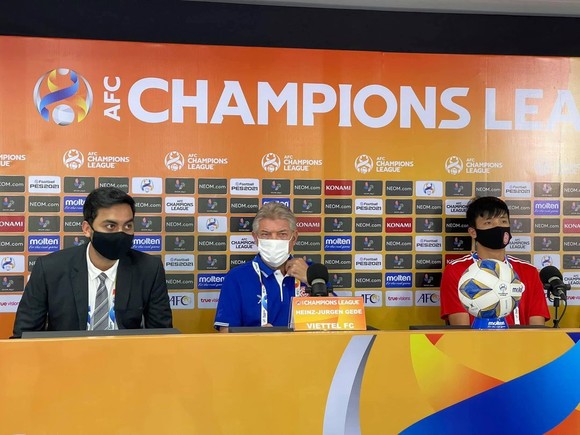 HLV Jurgen Gede và đội trưởng Bùi Tiến Dũng tham dự buổi họp báo tại AFC Champions League 2021