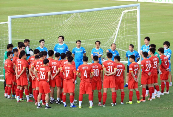 HLV Park Hang-seo mang 25 cầu thủ cho chuyến bay sang Saudi Arabia. Ảnh: NHẬT ĐOÀN