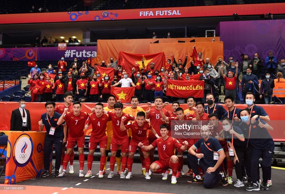 Đội tuyển futsal Việt Nam chụp hình kỷ niệm với người hâm mộ sau khi chia tay Futsal World Cup 2021. Ảnh: GETTY
