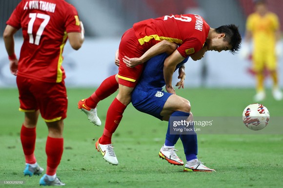 Trung vệ Duy Mạnh gặp chấn thương nặng ở trận bán kết AFF Cup 2020 với Thái Lan. Ảnh: GETTY