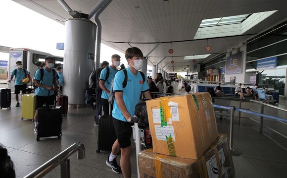 Các tuyển thủ U22 Việt Nam nhanh chóng di chuyển vào sân bay Tân Sơn Nhất để chuẩn bị sang Campuchia. Ảnh: DŨNG PHƯƠNG