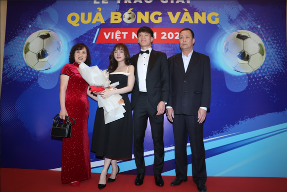 Hoàng Đức đưa cả bố, mẹ và bạn gái tham dự gala trao thưởng Quả bóng Vàng Việt Nam 2021. Ảnh: DŨNG PHƯƠNG