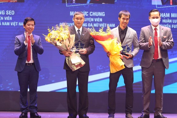 HLV Mai Đức Chung và HLV Phạm Minh Giang nhận kỷ niệm chương của Ban tổ chức Quả bóng Vàng Việt Nam. Ảnh: DŨNG PHƯƠNG