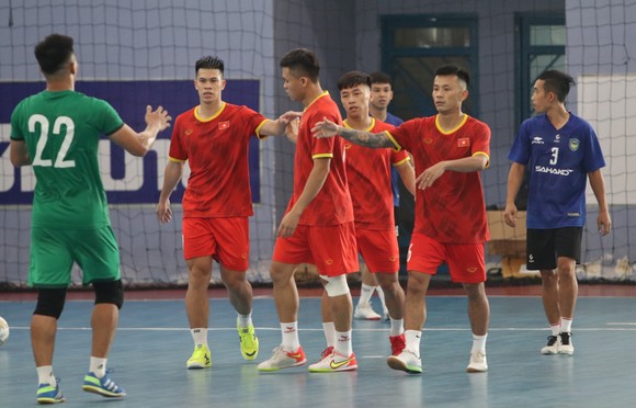 Tuyển futsal Việt Nam đánh bại Sahako FC trước khi sang Thái Lan tập huấn, dự Giải futsal Đông Nam Á, đồng thời vòng loại châu Á 2022. Ảnh: HỮU THÀNH