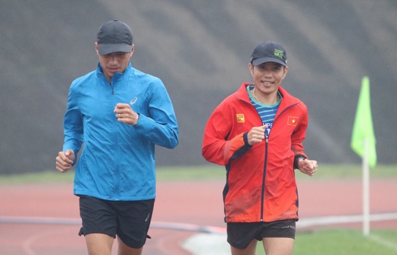 Nguyễn Văn Lai (bên trái) sẽ cạnh tranh với VĐV nhập tịch gốc Mỹ của Thái Lan ở nội dung 5.000m và 10.000m ở SEA Games 31. ẢNH: HỮU THÀNH