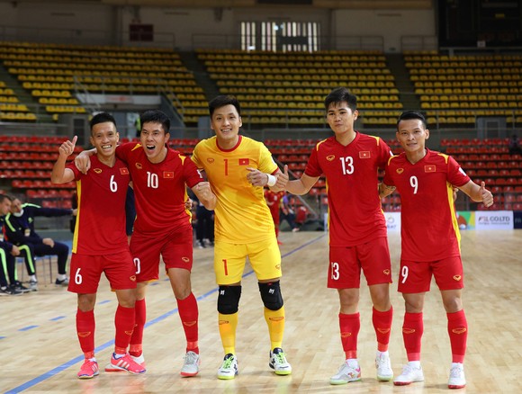 Thủ môn Hồ Văn Ý và Thịnh Phát (số 10) tỏa sáng trong chiến thắng của futsal Việt Nam trước Myanmar. ẢNH: ANH TRẦN