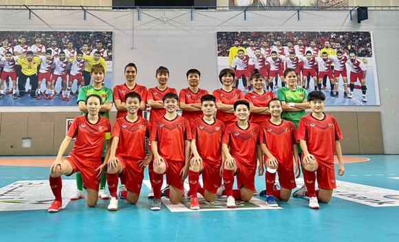 Đội hình thi đấu của đội tuyển nữ futsal Việt Nam ở trận giao hữu thứ 2 với Bahrain. ẢNH: KHIẾT HUỲNH