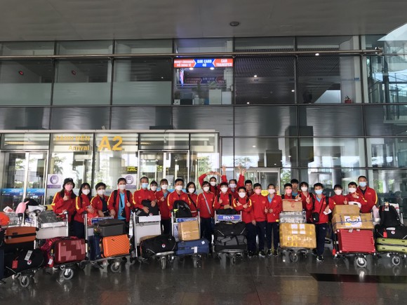 Đội tuyển nữ futsal Việt Nam có mặt ở sân bay Nội Bài (Hà Nội) vào hôm 30-4. ẢNH: NHẬT ĐOÀN