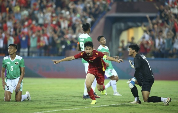 Quả bóng Vàng Việt Nam 2020 Đỗ Hùng Dũng in dấu giầy trong 2 bàn thắng đầu tiên của U23 Việt Nam ở SEA Games 31. ẢNH: DŨNG PHƯƠNG
