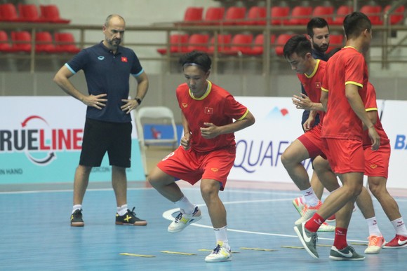 Quả bóng Vàng Hồ Văn Ý vượt ‘nghịch cảnh’, chờ trận ra mắt SEA Games ảnh 5