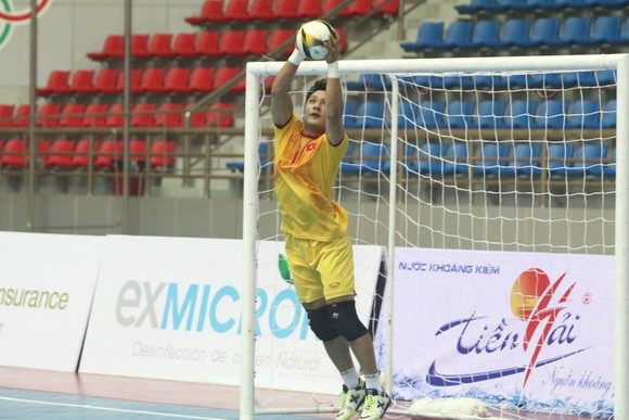 Quả bóng Vàng Hồ Văn Ý vượt ‘nghịch cảnh’, chờ trận ra mắt SEA Games ảnh 3