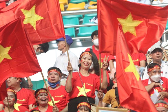 Rất đông những người cao tuổi có mặt ở nhà thi đấu tỉnh Hà Nam để tiếp lửa cho đội tuyển nam futsal Việt Nam. ẢNH: HỮU THÀNH