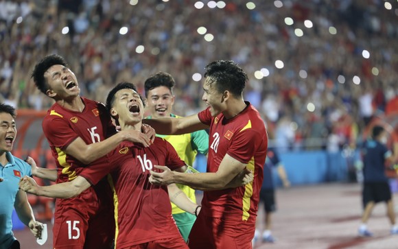 Đỗ Hùng Dũng ăn mừng bàn thắng vàng của trận đấu với U23 Myanmar. ẢNH: DŨNG PHƯƠNG