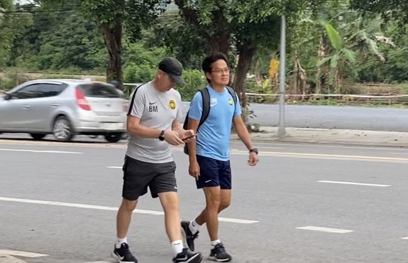 HLV của U23 Malaysia đi bộ ngắm phố, thích món ăn Việt Nam ảnh 1