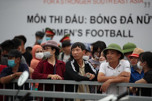 Ban tổ chức địa phương Quảng Ninh phát gần 4.000 vé mời đến khán giả ở Cẩm Phả. ẢNH: DŨNG PHƯƠNG