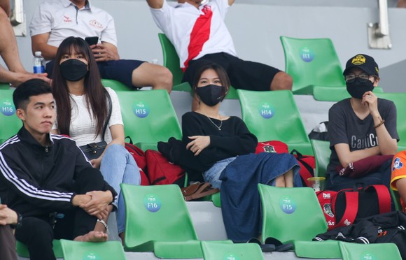 Khán giả TPHCM ‘đội mưa’ đi xem bóng đá 7 người toàn quốc ảnh 1