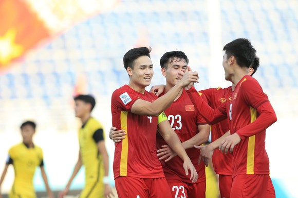 Việt Anh cùng đội đồng ăn mừng bàn thắng vào lưới U23 Malaysia ở Giải U23 châu Á 2022. ẢNH: ANH TRẦN