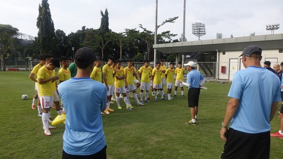 U19 Việt Nam tập thả lỏng trước khi gặp U19 Philippines. ẢNH: PHAN HỒNG