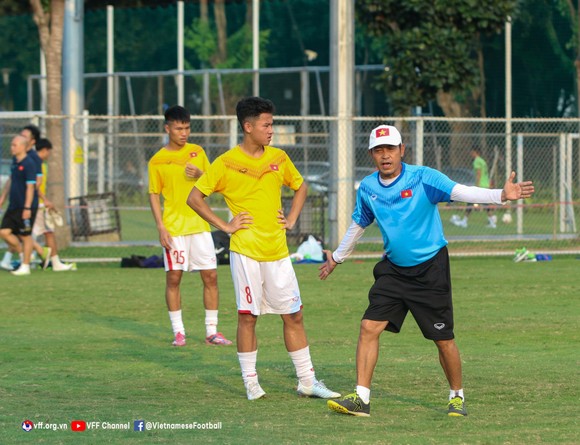 HLV Đinh Thế Nam cặn dặn học trò trước trận đấu với U19 Brunei. ẢNH: PHAN HỒNG