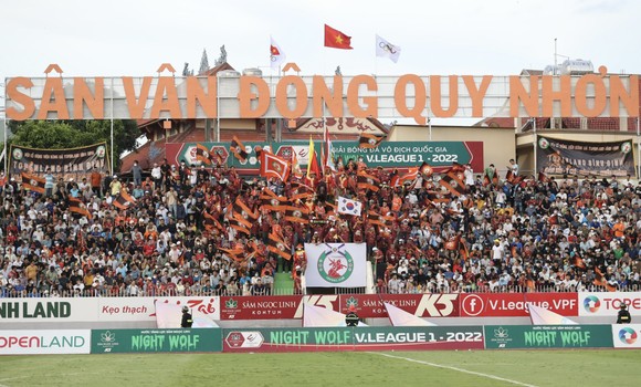Sân Quy Nhơn đón 14.000 khán giả, cao nhất vòng 11 V-League 2022. ẢNH: DŨNG PHƯƠNG