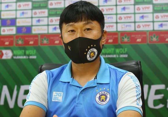 HLV Chun Jae-ho tự tin trước trận “siêu kinh điển” vòng 12 V-League 2022. ẢNH: NGUYỄN HIẾU