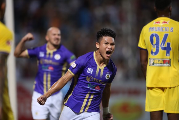 Tuấn Hải ăn mừng bàn thắng nâng tỉ số lên 2-0 cho Hà Nội FC. ẢNH: MINH HOÀNG